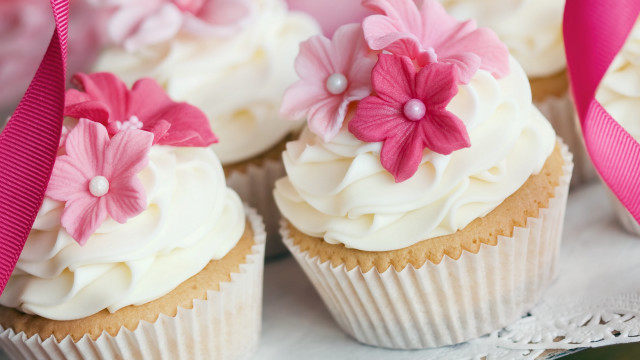 Cupcake white frosting pink flowers #3 free wallpaper for desktop - medium preview image