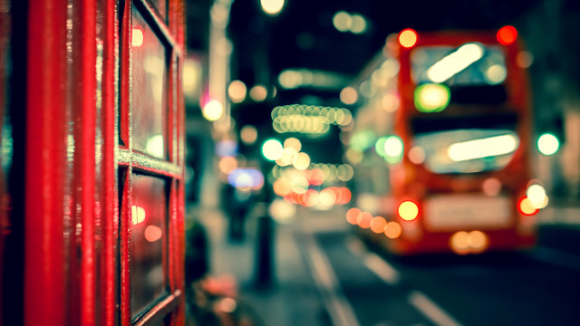 Red doubledecker bus night city free wallpaper for desktop - medium preview image