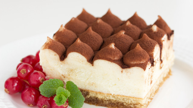 Cake chocolate white frosting berry free wallpaper for desktop - medium preview image