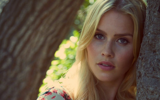 Woman leaning tree serious blonde free wallpaper for desktop - medium preview image