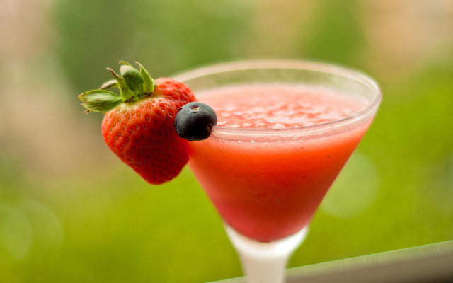 Strawberry blueberry drink straw green free wallpaper for desktop - medium preview image