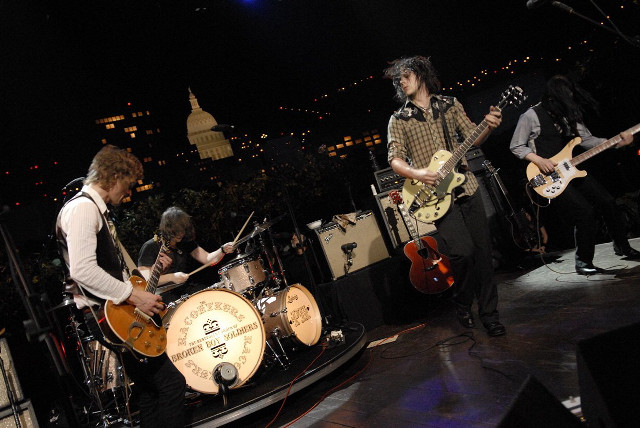 Group people instruments stage city free wallpaper for desktop - medium preview image