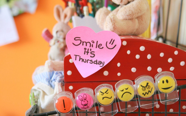 Toy car heart smile sign free wallpaper for desktop - medium preview image