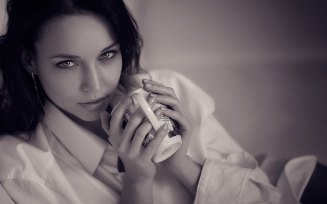 Woman white shirt cellphone serious free wallpaper for desktop - medium preview image