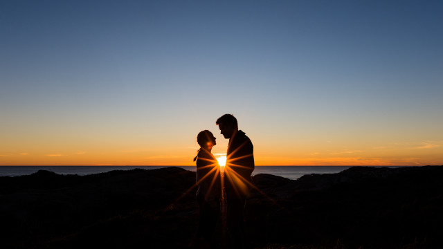 Sunset couple beach ocean silhouette free wallpaper for desktop - medium preview image
