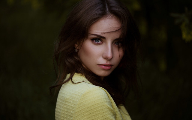 Woman blue eyes yellow sweater free wallpaper for desktop - medium preview image