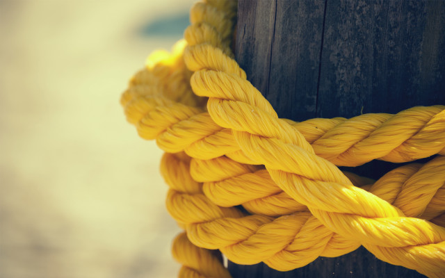 Yellow rope pole blurry background free wallpaper for desktop - medium preview image