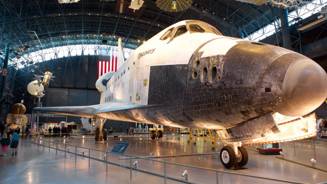 Space shuttle museum display people free wallpaper for desktop - medium preview image