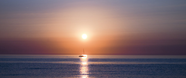 Boat sunset water horizon lensflare free wallpaper for desktop - medium preview image
