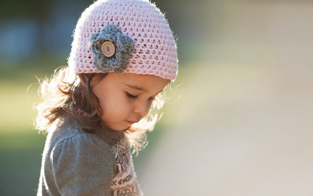 Little girl crocheted hat gray free wallpaper for desktop - medium preview image