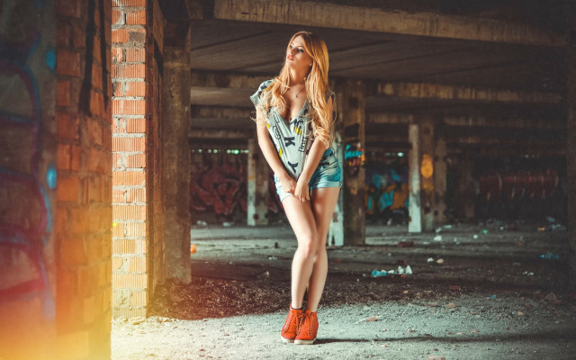 Woman urban graffiti fashion blonde free wallpaper for desktop - medium preview image