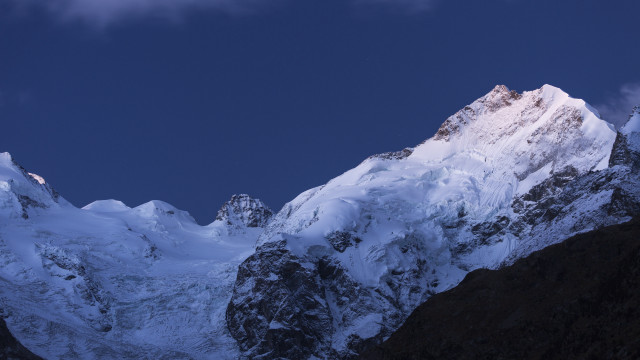 Snowy mountain blue sky clouds free wallpaper for desktop - medium preview image