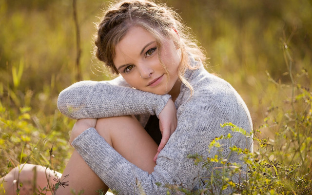 Woman field autumn blurry portrait free wallpaper for desktop - medium preview image