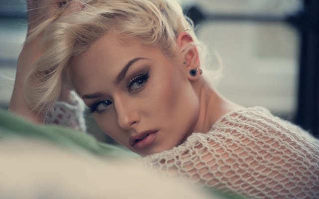 Woman green blanket photorealistic blurry free wallpaper for desktop - medium preview image