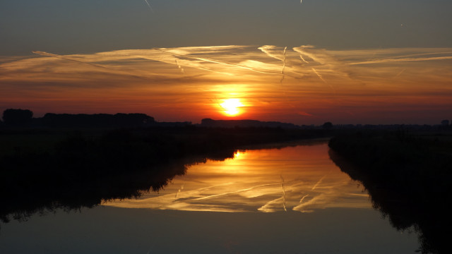Sunset river clouds contrails flemish free wallpaper for desktop - medium preview image