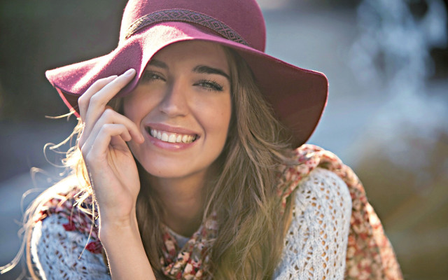 Woman smiling cowboyhat portrait blurry free wallpaper for desktop - medium preview image