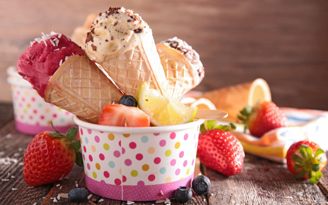 Ice cream strawberries bananas fruit free wallpaper for desktop - medium preview image