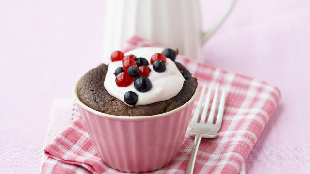 Cupcake berries cream pink napkin free wallpaper for desktop - medium preview image