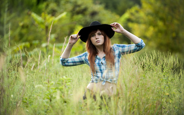 Woman hat field bush portrait free wallpaper for desktop - medium preview image