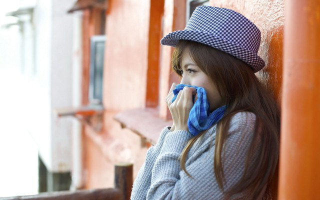 Woman hat scarf leaning bokeh free wallpaper for desktop - medium preview image