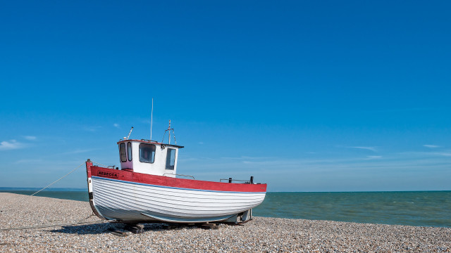 Boat beach ocean sunny tilt free wallpaper for desktop - medium preview image