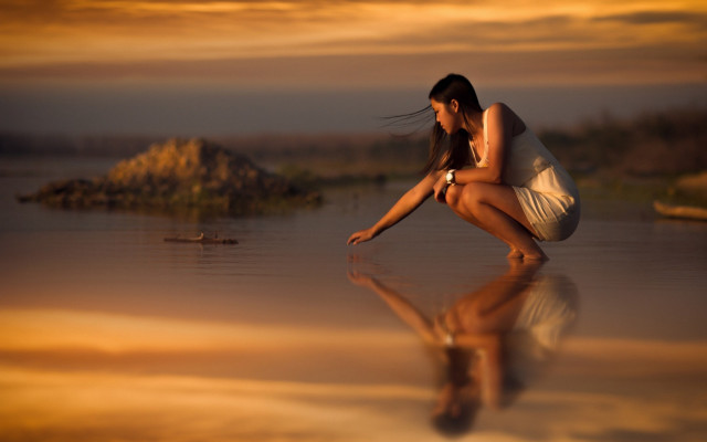 Woman beach reflection rock sunset free wallpaper for desktop - medium preview image