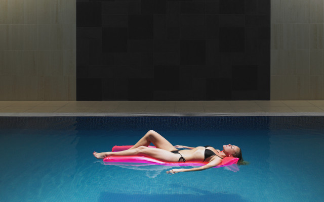 Woman pink floatie pool black free wallpaper for desktop - medium preview image