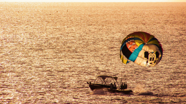 Parasailing sunset water boat holography free wallpaper for desktop - medium preview image