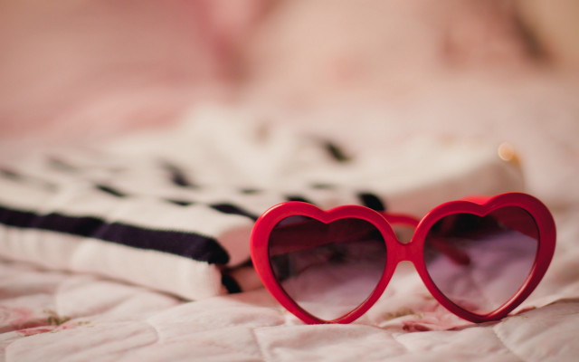 Heart shaped sunglasses bed blanket free wallpaper for desktop - medium preview image