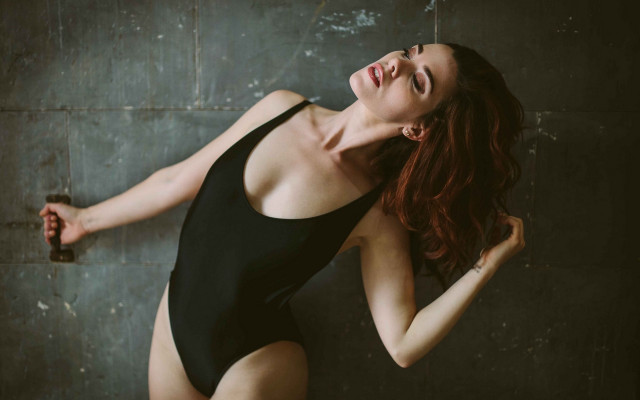 Woman black swimsuit arabesque pose free wallpaper for desktop - medium preview image