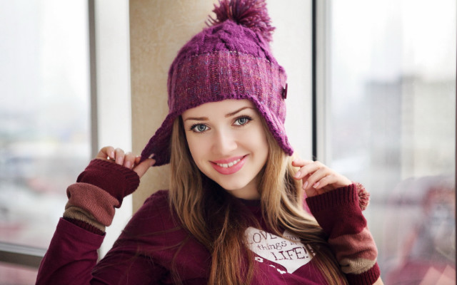 Woman purplehat redsweater cityview figurativeElina free wallpaper for desktop - medium preview image