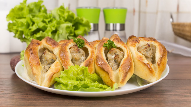 Plate meat lettuce water food free wallpaper for desktop - medium preview image