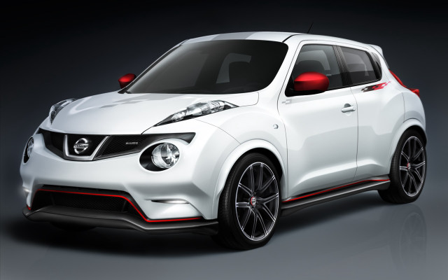 White nissan juke red light free wallpaper for desktop - medium preview image