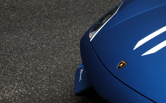 Blue sports car yellow emblem free wallpaper for desktop - medium preview image