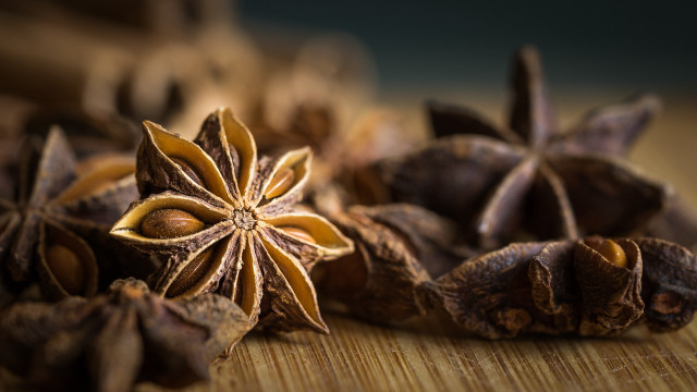 Star anise macro blur bokeh free wallpaper for desktop - medium preview image