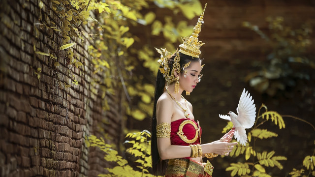 Woman red gold costume white free wallpaper for desktop - medium preview image