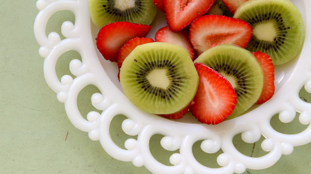 White plate sliced kiwi strawberries free wallpaper for desktop - medium preview image