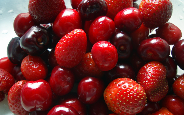 Berries cherries strawberries water droplets free wallpaper for desktop - medium preview image