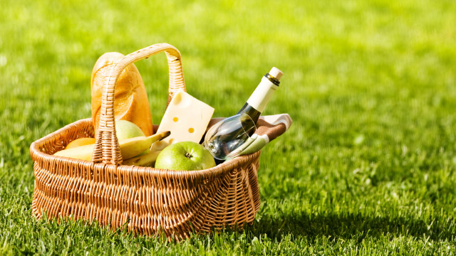 Food basket wine green lawn free wallpaper for desktop - medium preview image