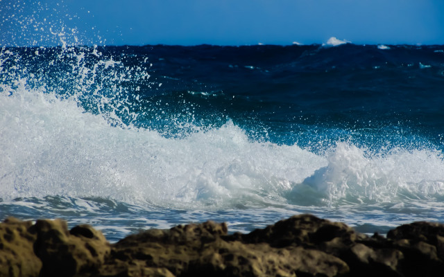 Wave crash rocks sunny ocean free wallpaper for desktop - medium preview image