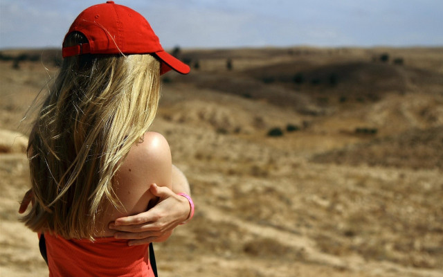Woman red hat desert beach free wallpaper for desktop - medium preview image