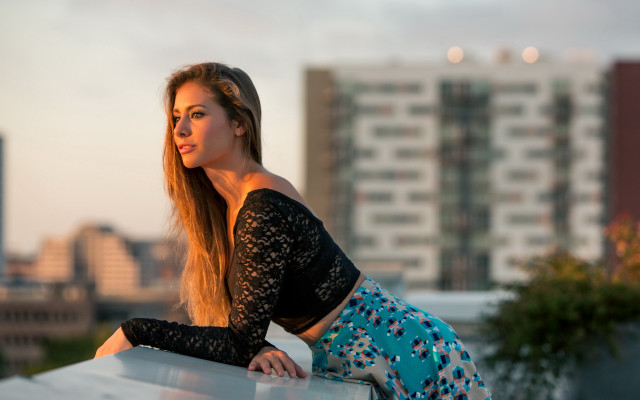 Woman leaning ledge city portrait free wallpaper for desktop - medium preview image
