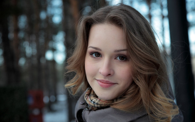 Woman scarf snow portrait bokeh free wallpaper for desktop - medium preview image