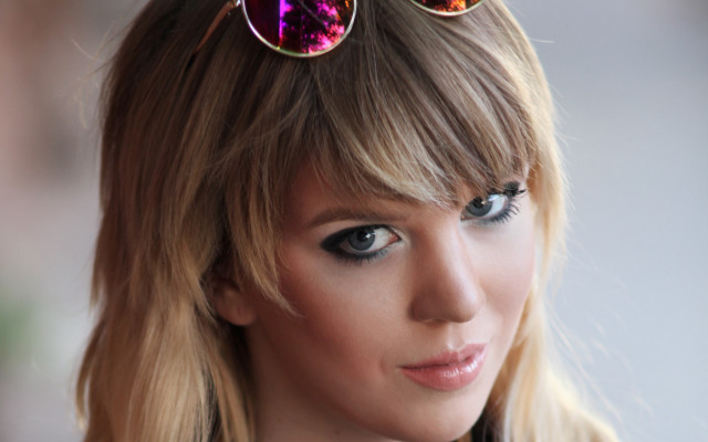 Woman sunglasses necklace portrait american free wallpaper for desktop - medium preview image