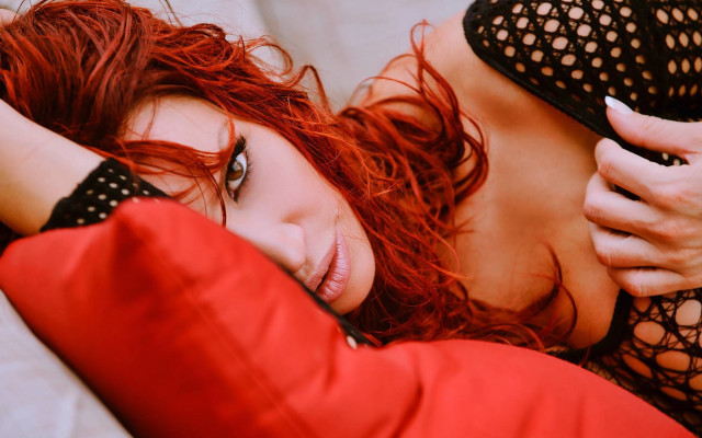 Red hair woman laying bed free wallpaper for desktop - medium preview image