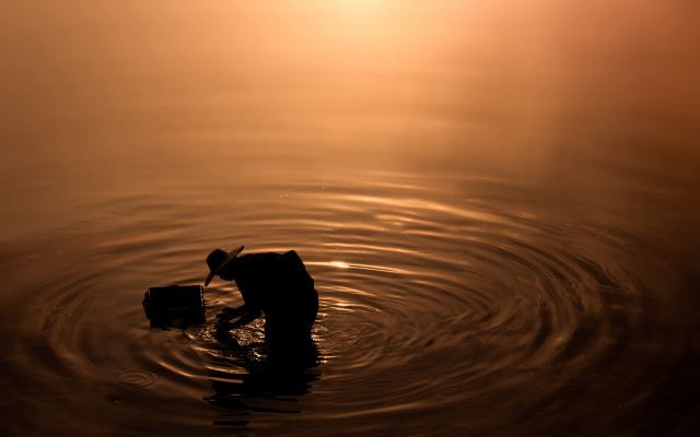 Person hat water suitcase bag free wallpaper for desktop - medium preview image