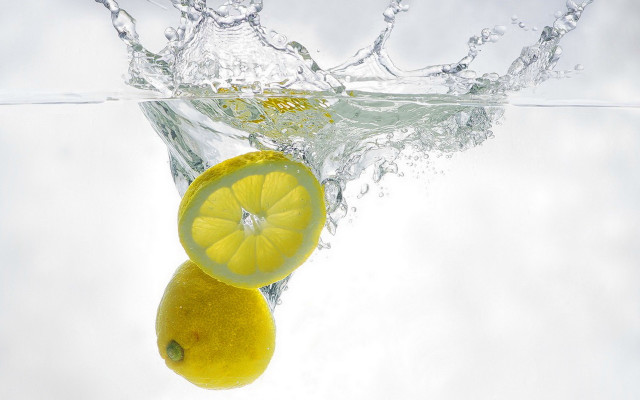 Lemon slice water splash photorealism free wallpaper for desktop - medium preview image