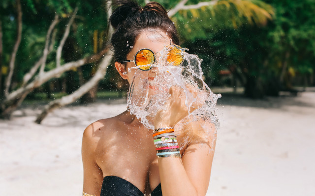 Woman splashing water summer christmas free wallpaper for desktop - medium preview image