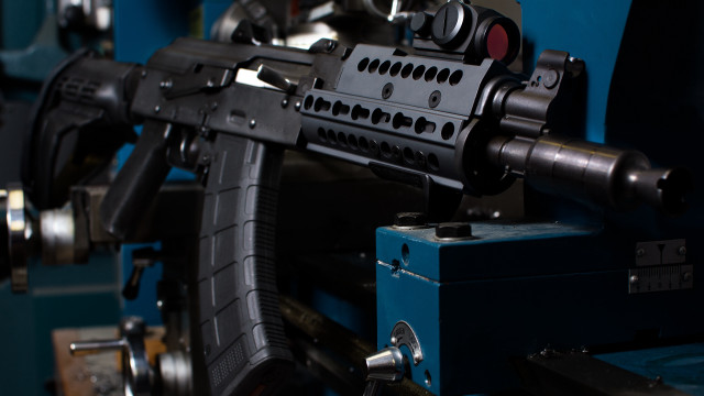Machine gun workshop blurry dahlov free wallpaper for desktop - medium preview image