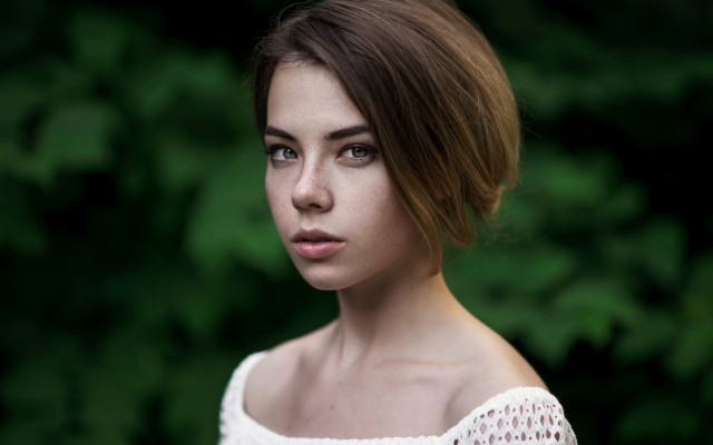 Woman green background bush portrait free wallpaper for desktop - medium preview image